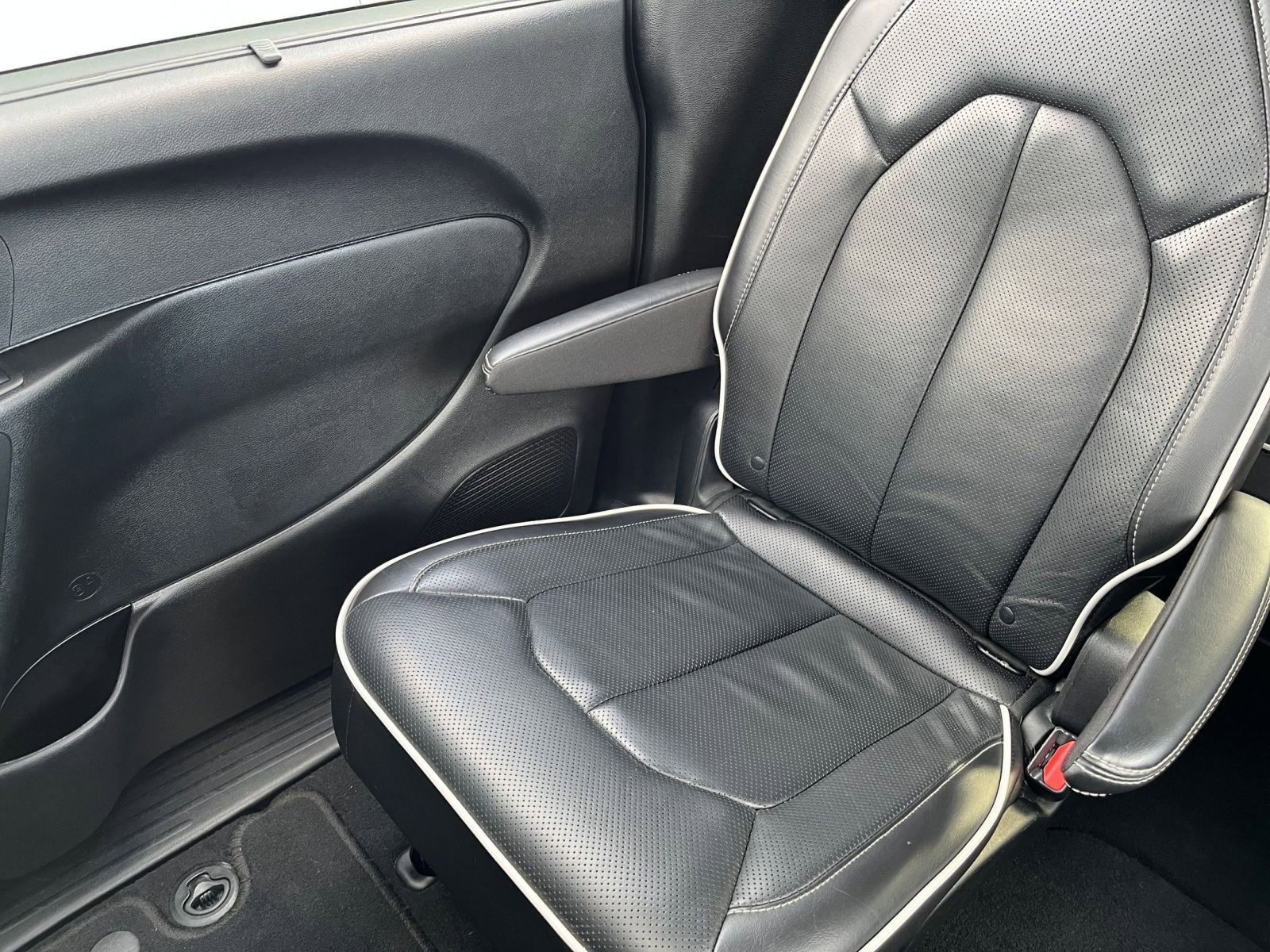 Used 2025 Chrysler Pacifica Limited image 44