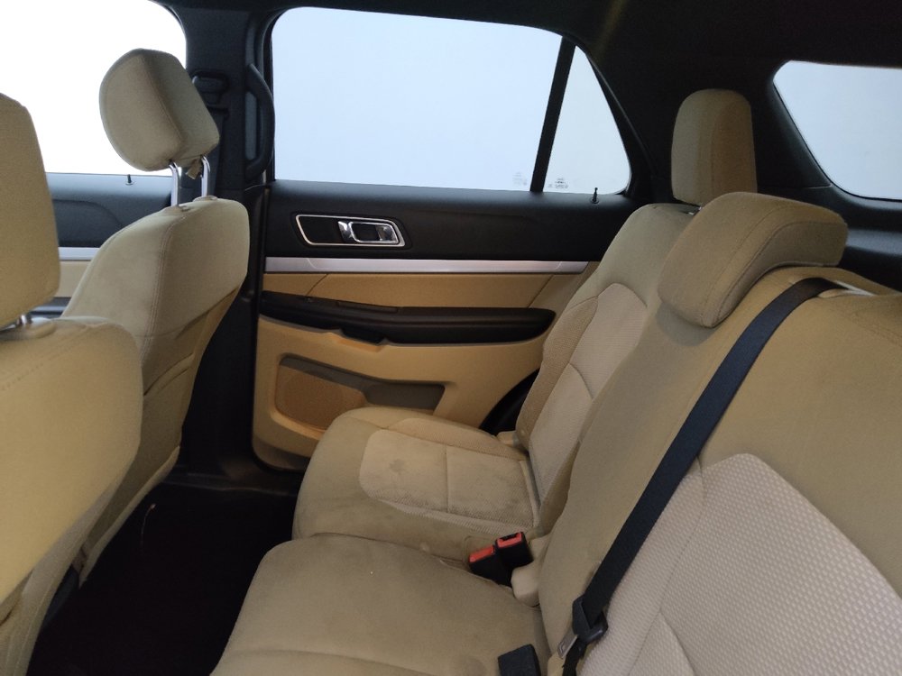 Used 2017 Ford Explorer XLT image 18