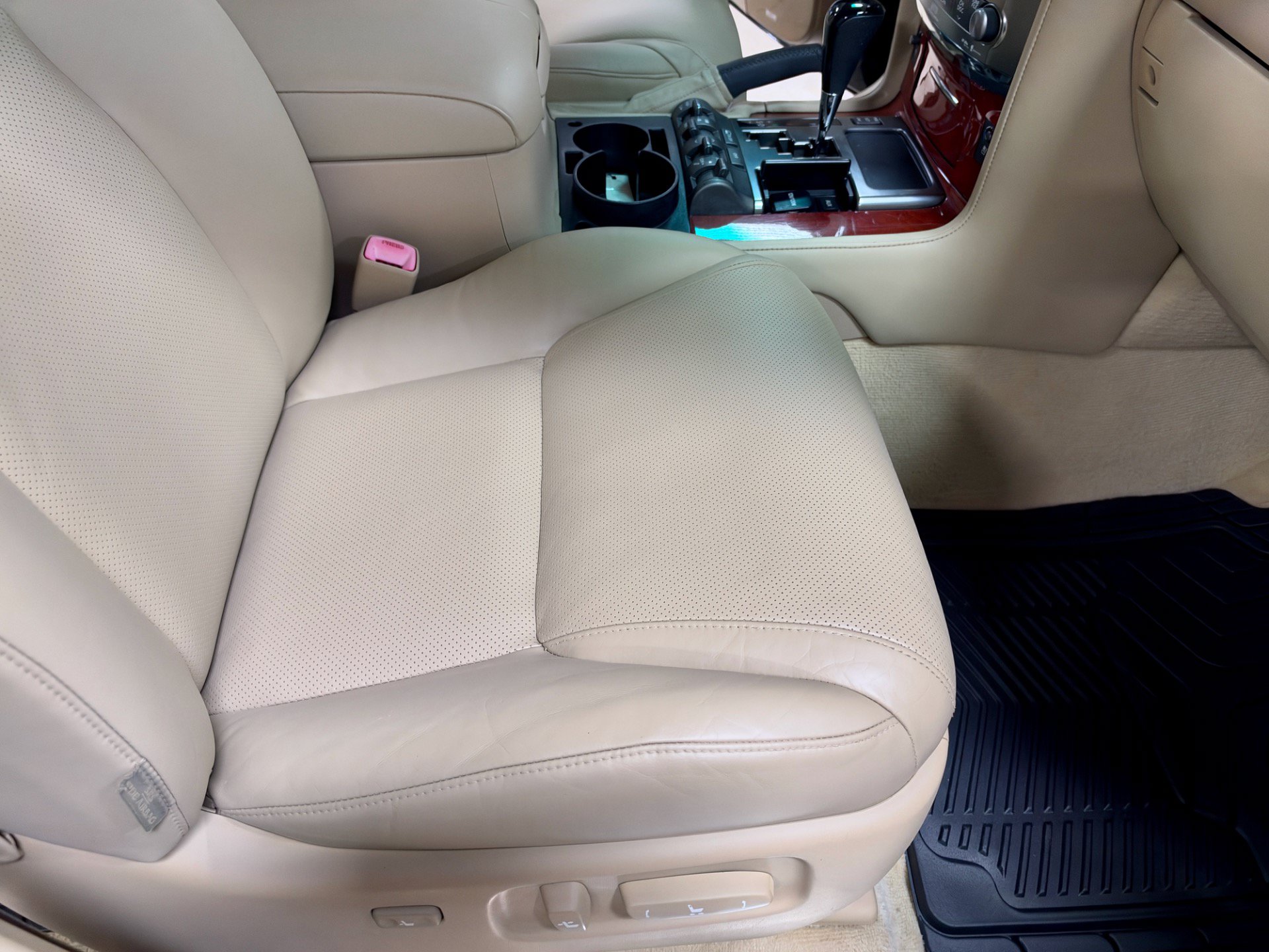 Used 2009 Lexus LX 570 4WD w/ Preferred Accessory Pkg image 23
