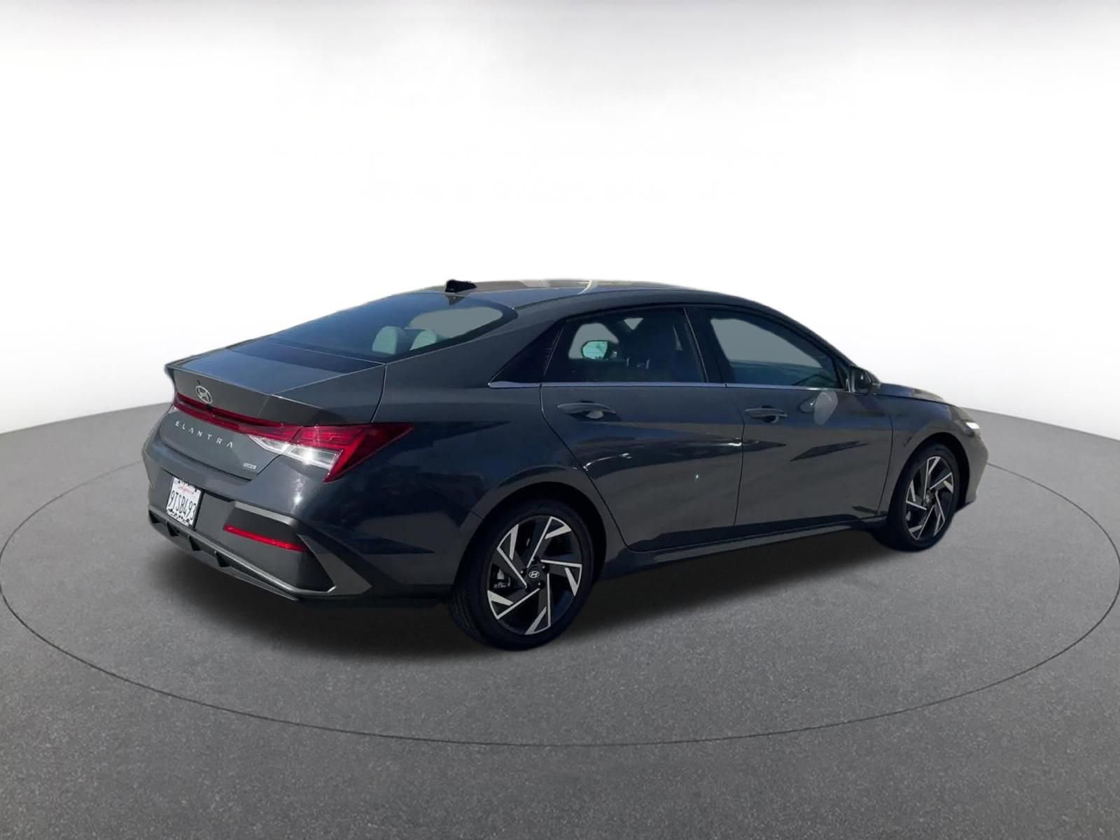 Used 2025 Hyundai Elantra Limited image 16