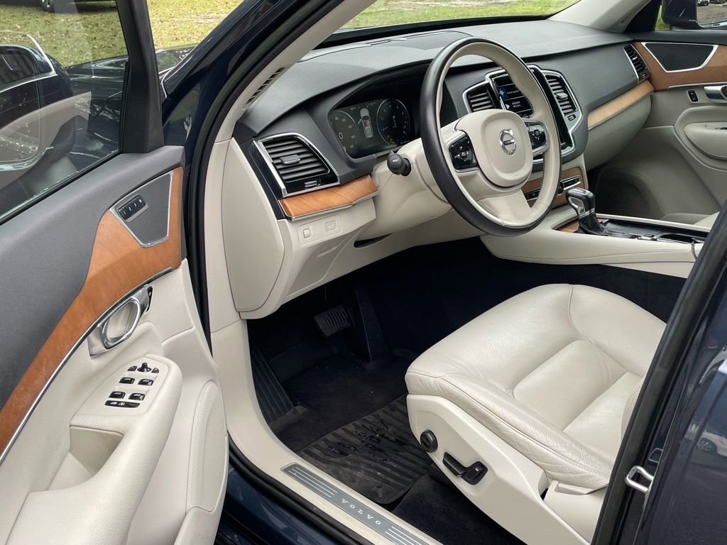 Used 2022 Volvo XC90 T6 Momentum w/ Advanced Package image 5