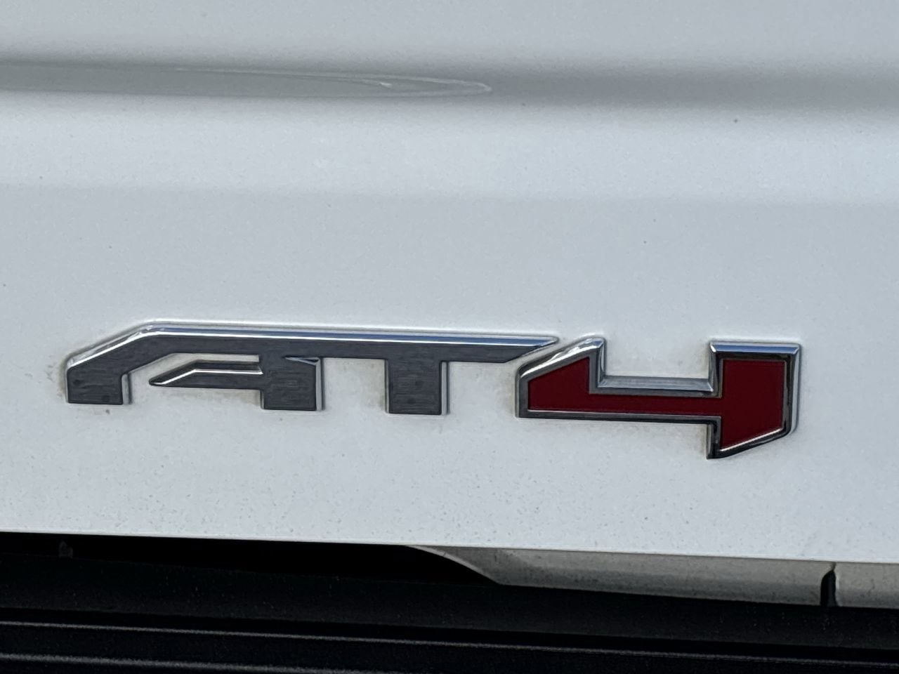 Used 2024 GMC Sierra 1500 AT4 w/ Technology Package image 9