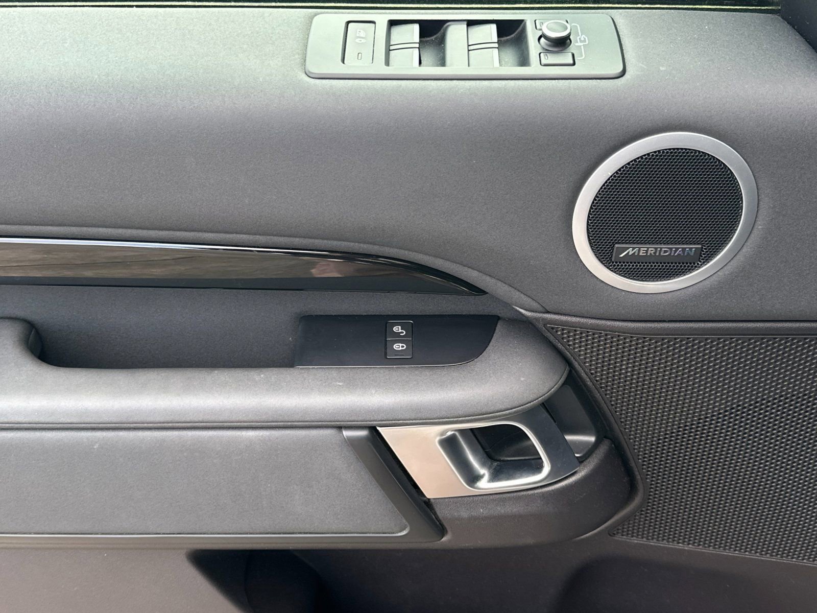 Used 2018 Land Rover Discovery SE image 10
