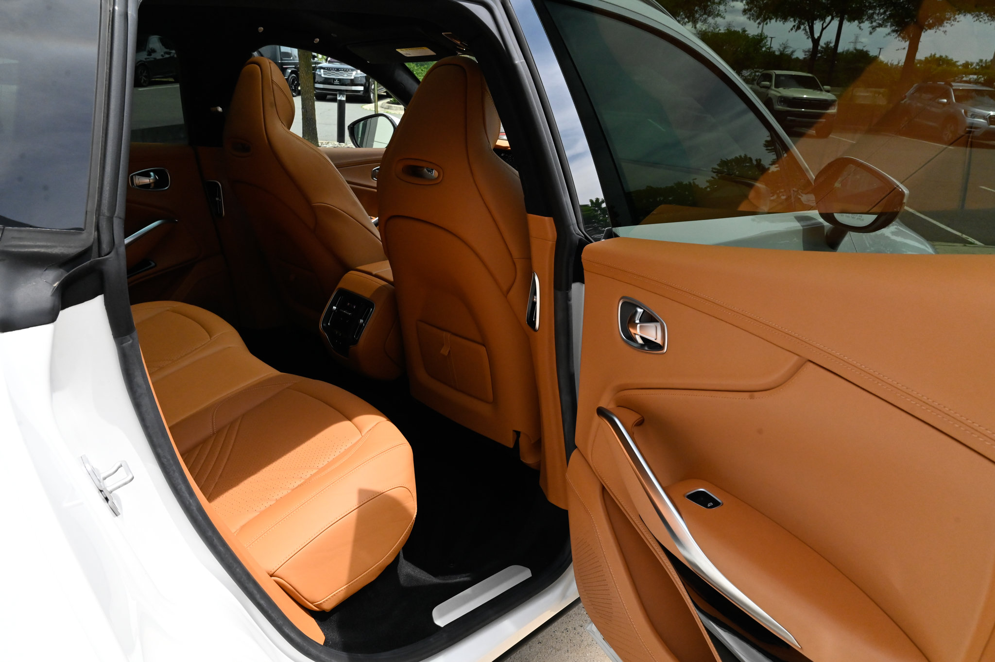 Used 2024 Aston Martin DBX AWD/4WD image 46