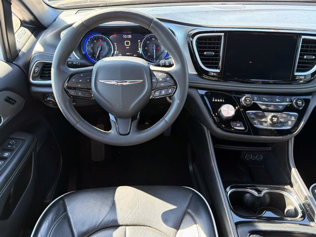Used 2025 Chrysler Pacifica Limited FWD image 17