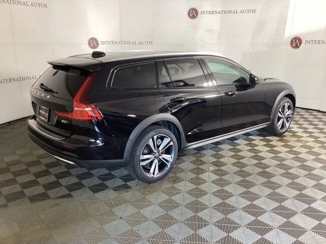 New 2026 Volvo V60 B5 Cross Country Plus w/ Climate Package image 4