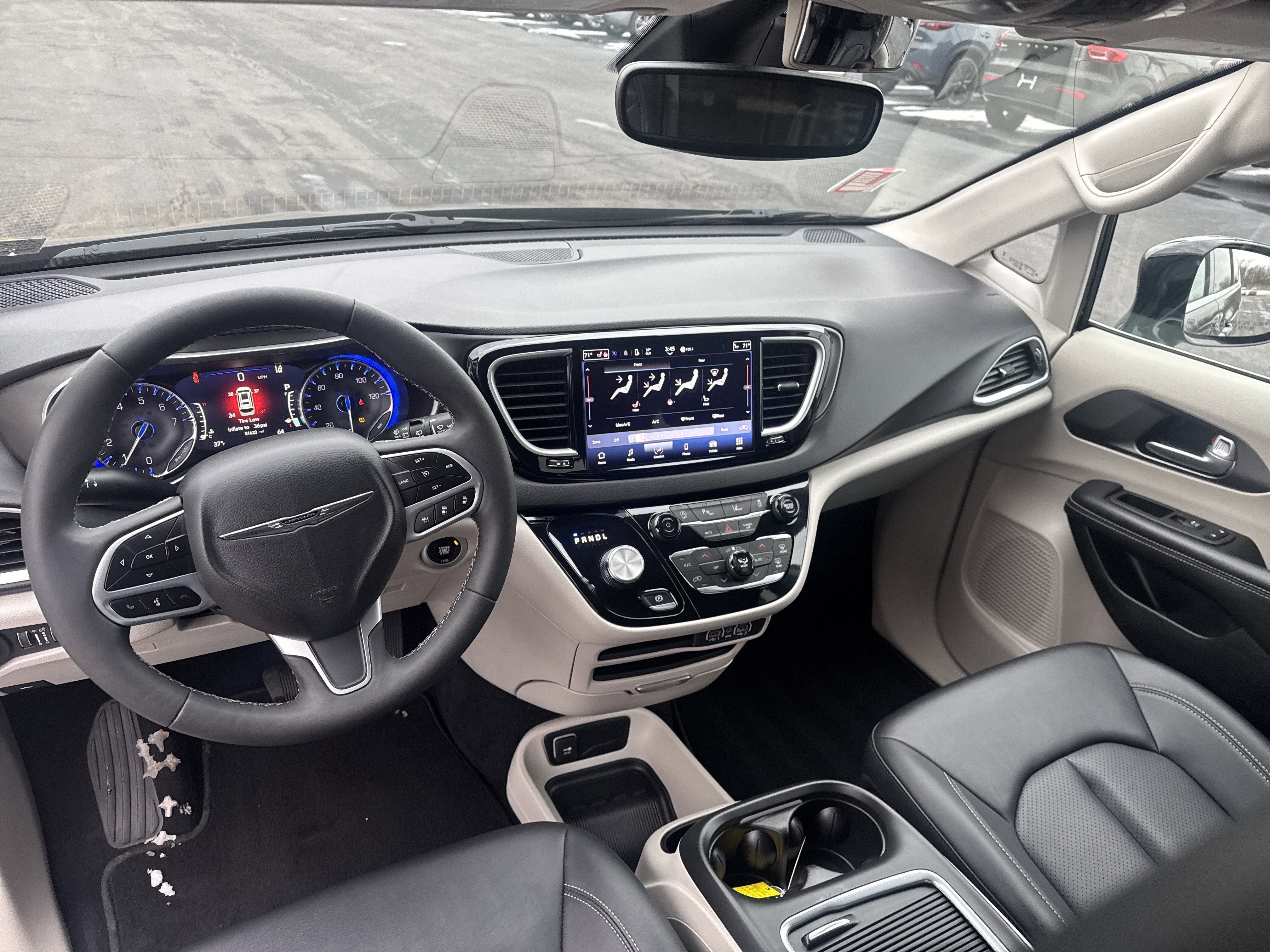 Used 2024 Chrysler Pacifica Touring-L image 15