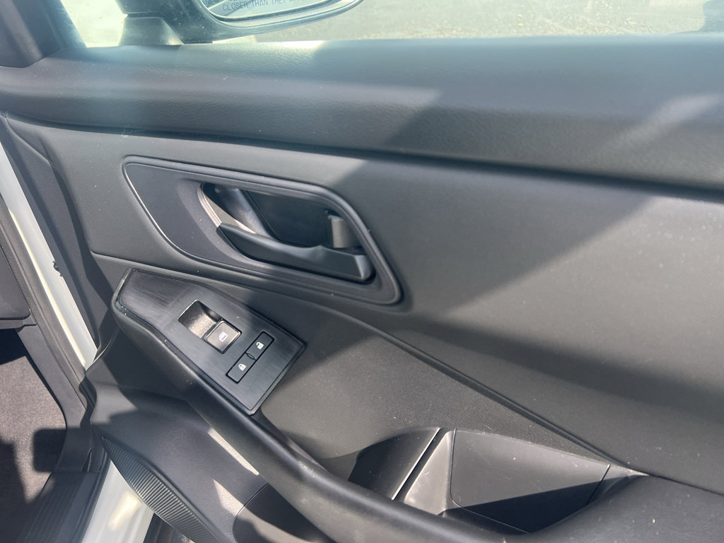 Used 2024 Nissan Rogue S AWD/4WD image 20