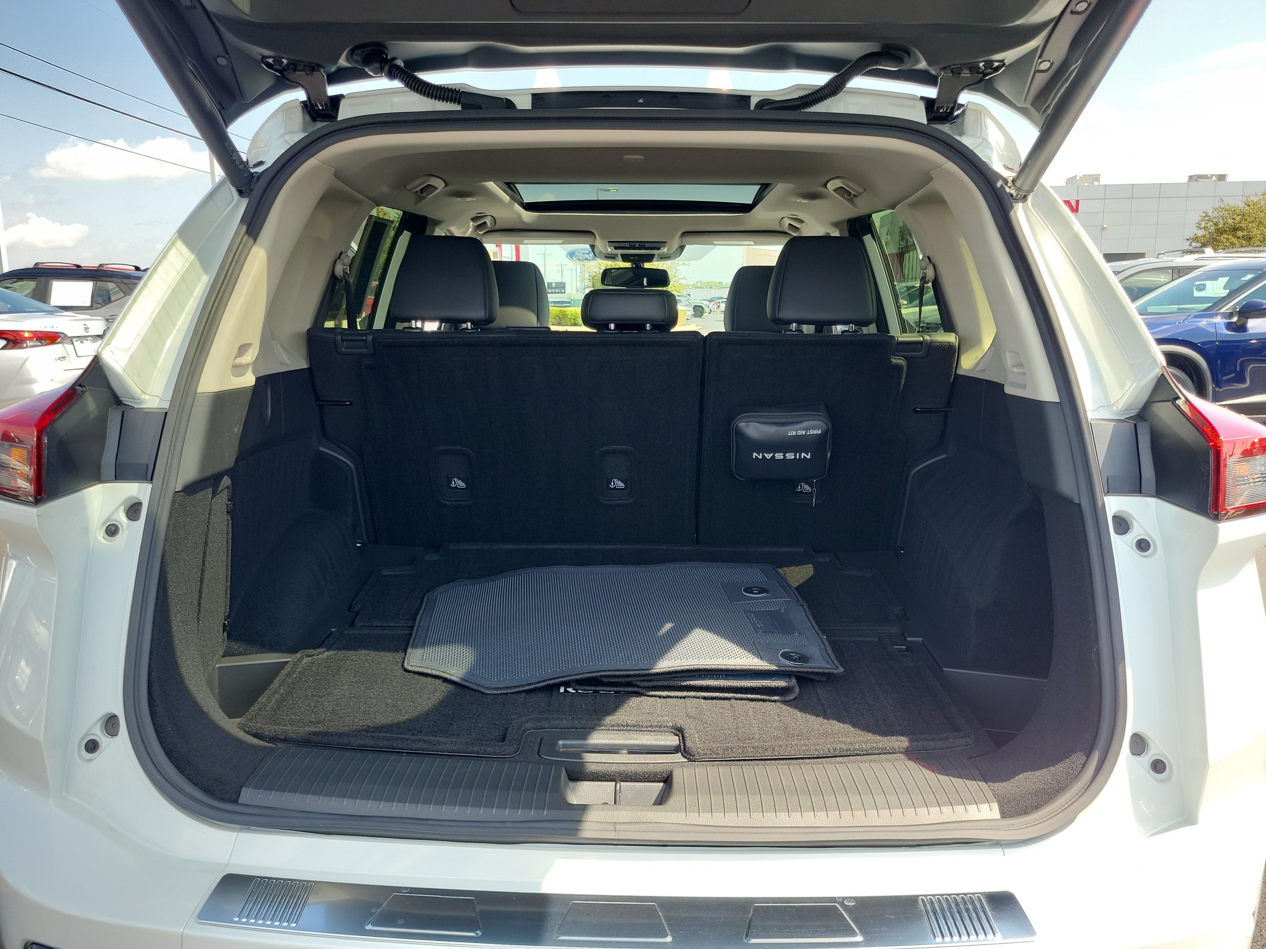 Certified 2025 Nissan Rogue SL w/ Tech Package AWD/4WD image 8