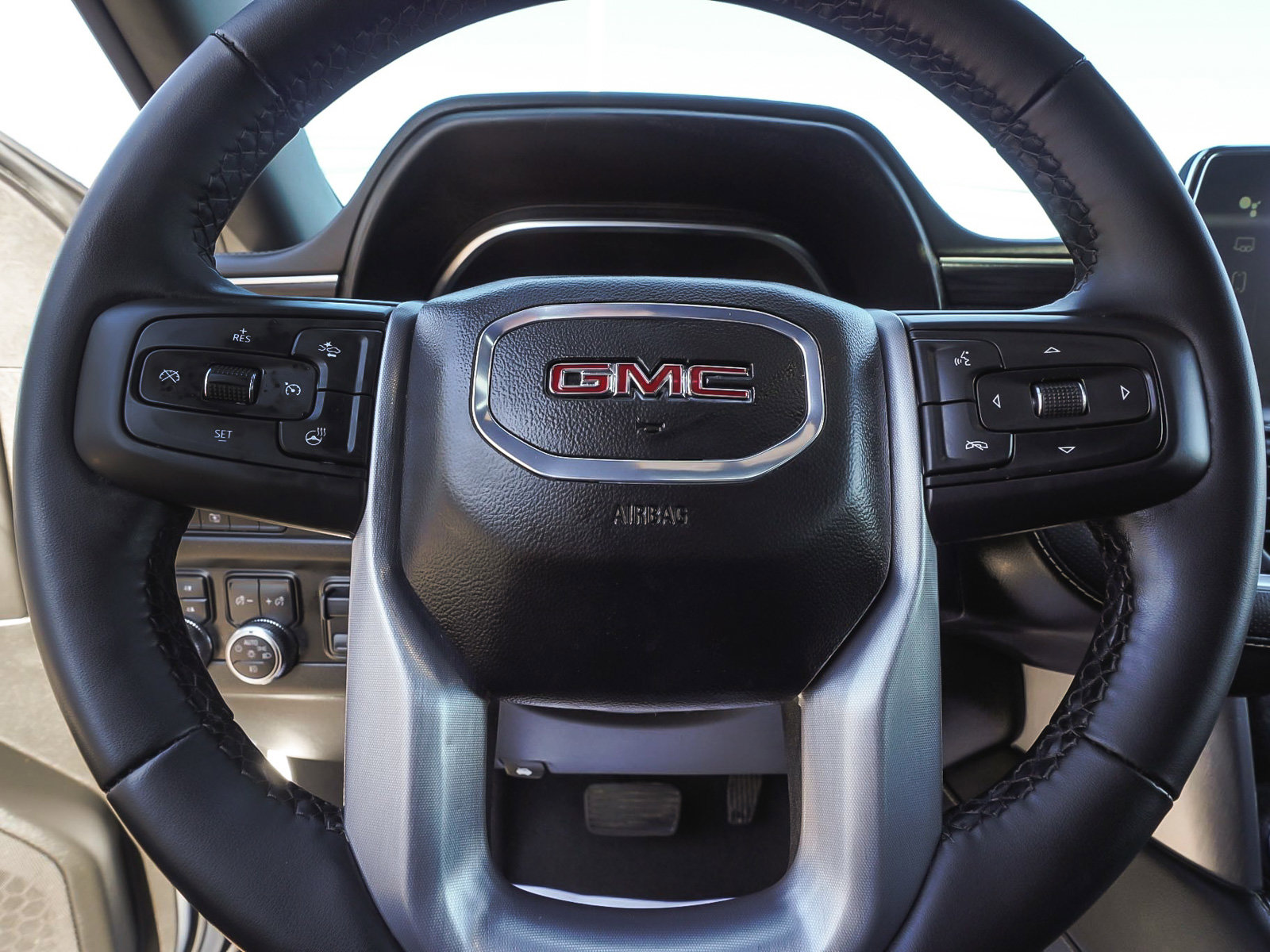 Used 2024 GMC Yukon SLT w/ SLT Luxury Package AWD/4WD image 18