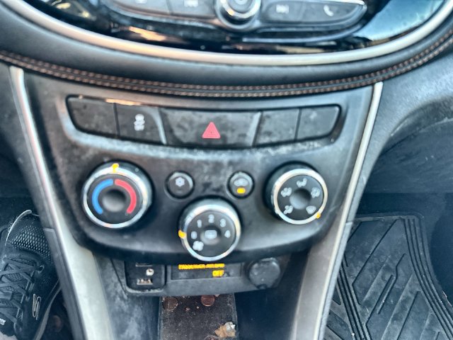 Used 2020 Chevrolet Trax LT w/ Sun & Sound Package AWD/4WD image 27