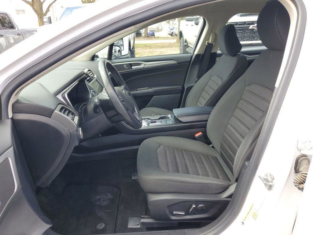 Used 2020 Ford Fusion SE image 5