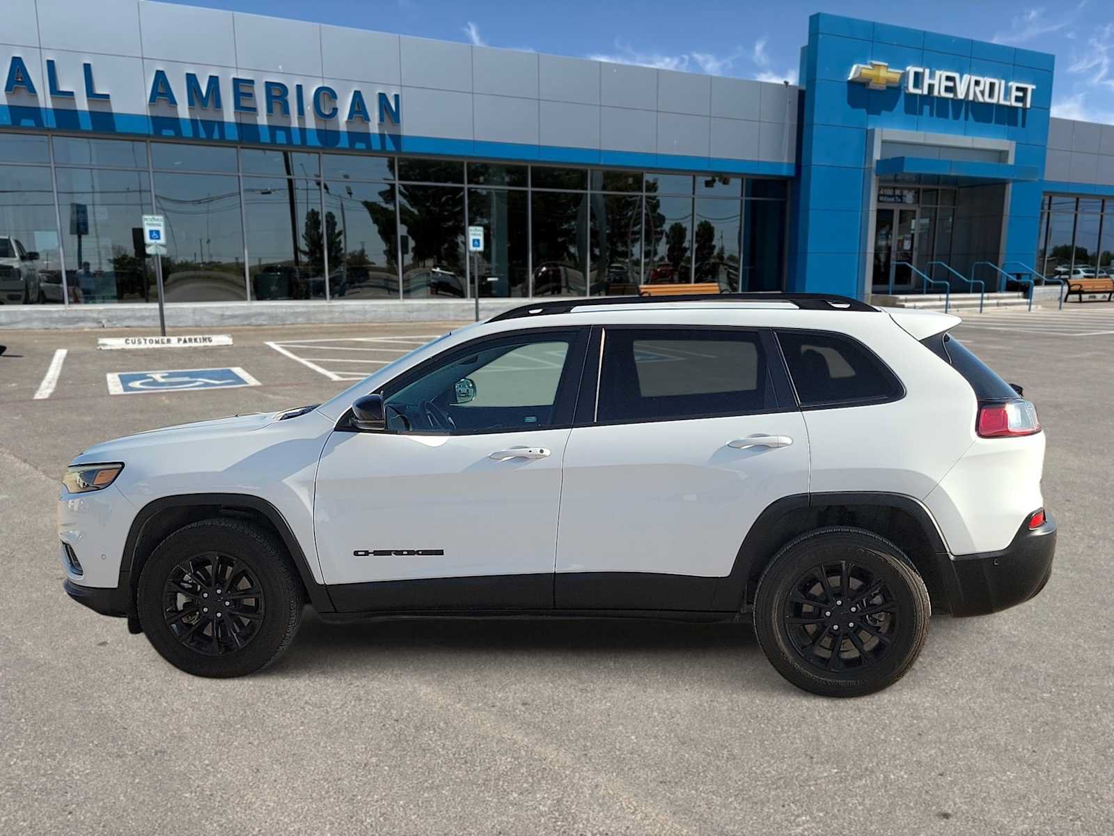 Used 2023 Jeep Cherokee Altitude Lux AWD/4WD image 5