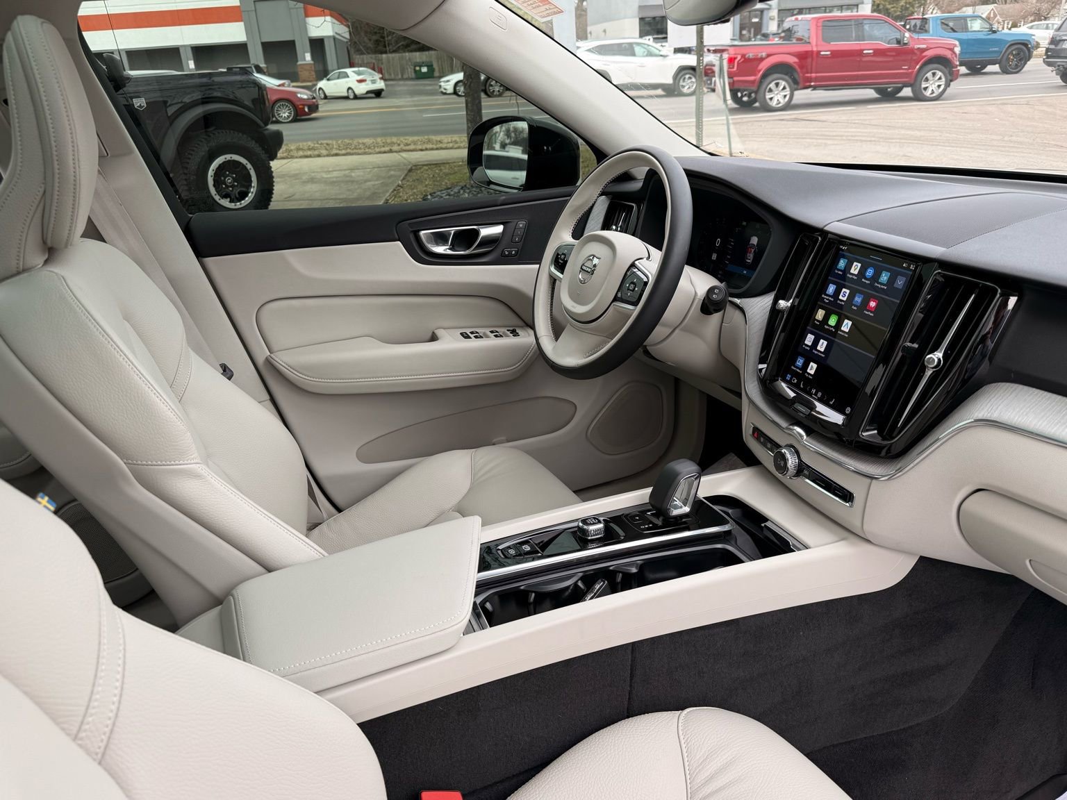 Used 2025 Volvo XC60 T8 Plus w/ Protection Package Premier image 25