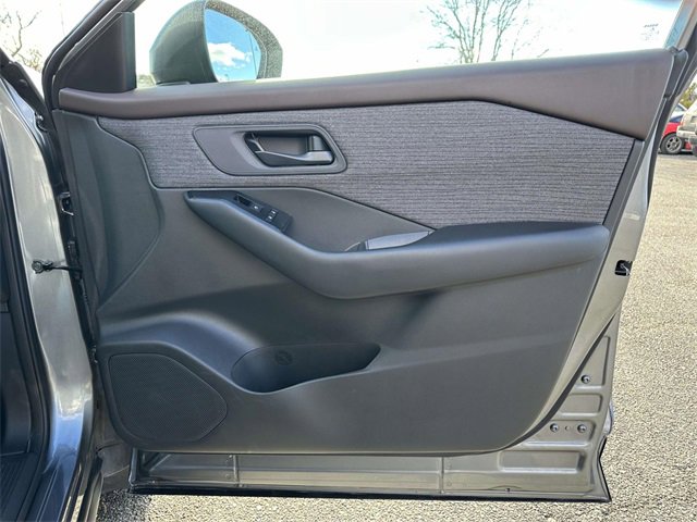 Used 2023 Nissan Rogue S image 10