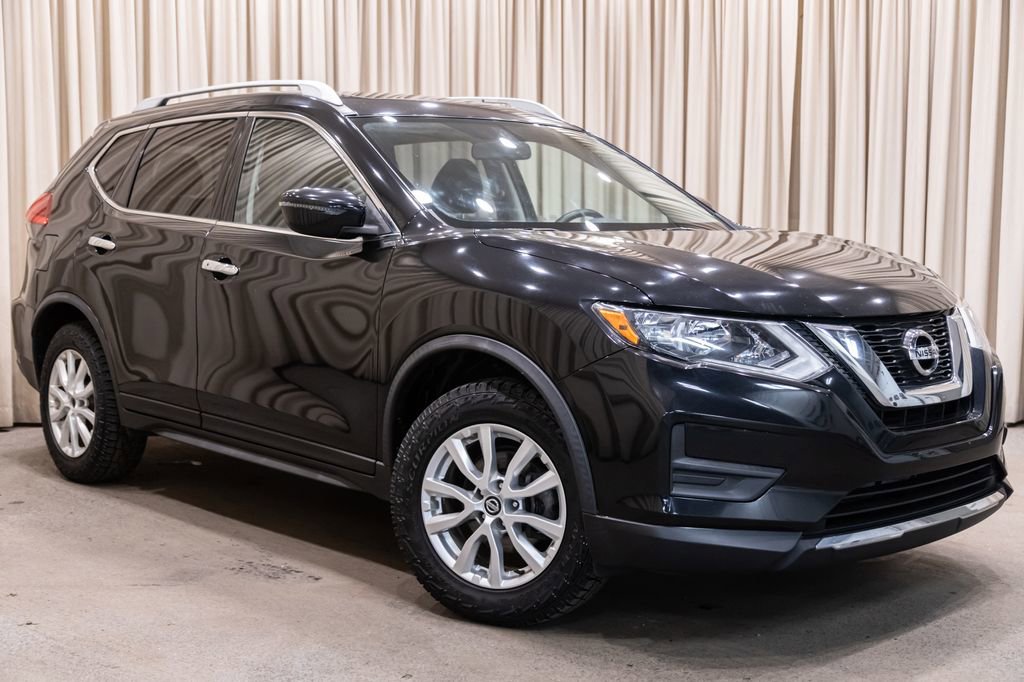 Used 2017 Nissan Rogue SV image 2