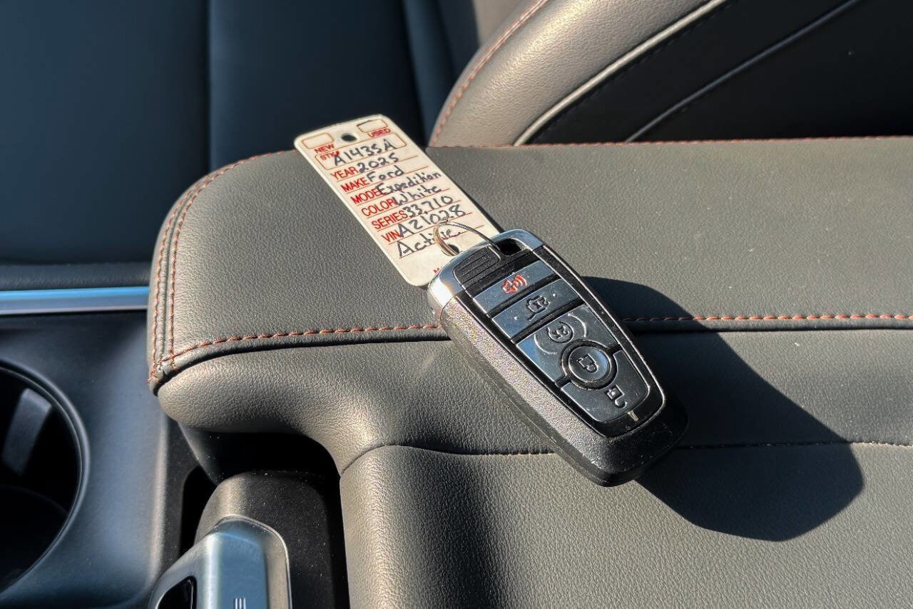 Used 2025 Ford Expedition Active AWD/4WD image 37