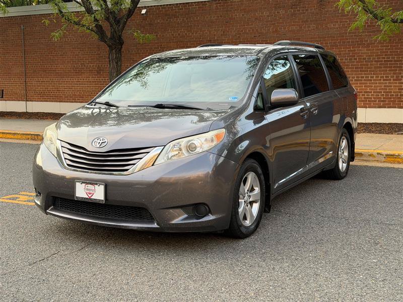 Used 2016 Toyota Sienna LE w/ Protection Package FWD image 3