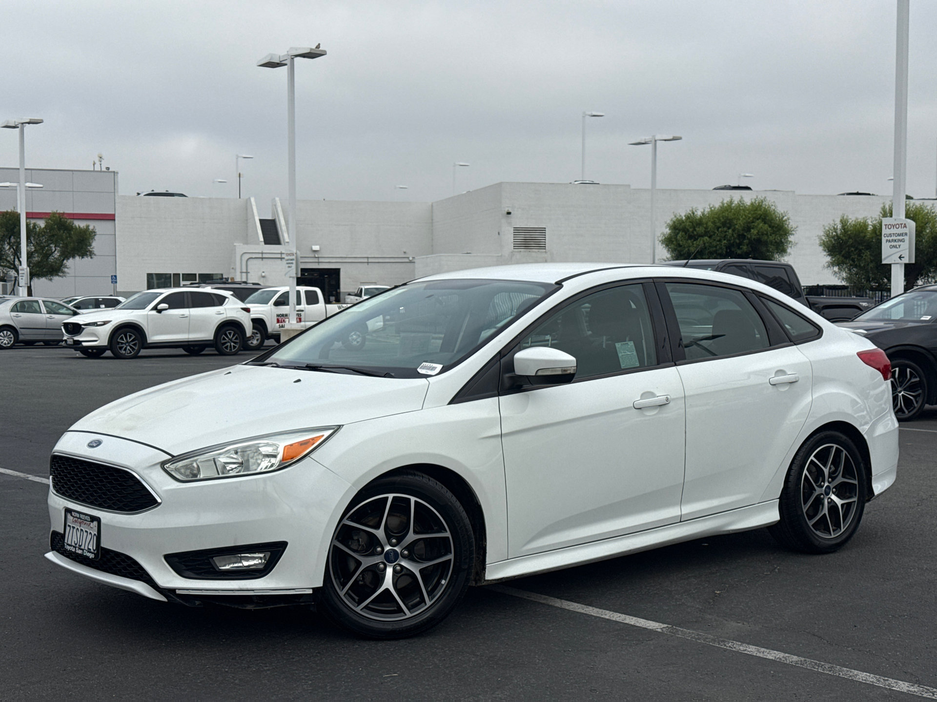 Used 2016 Ford Focus SE w/ SE Sport Package FWD image 2