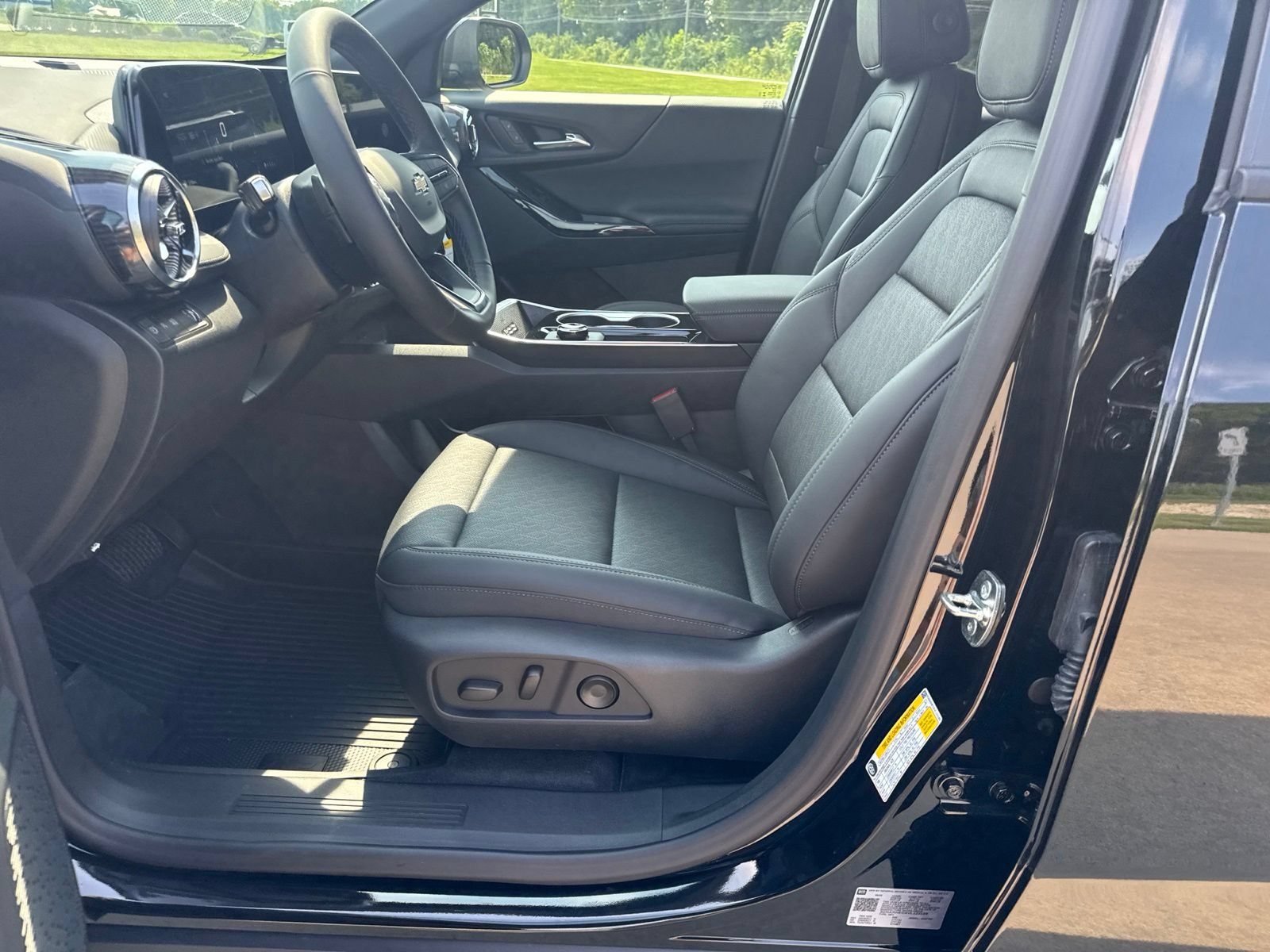 New 2027 Chevrolet Equinox LT w/ Convenience Package II FWD image 17