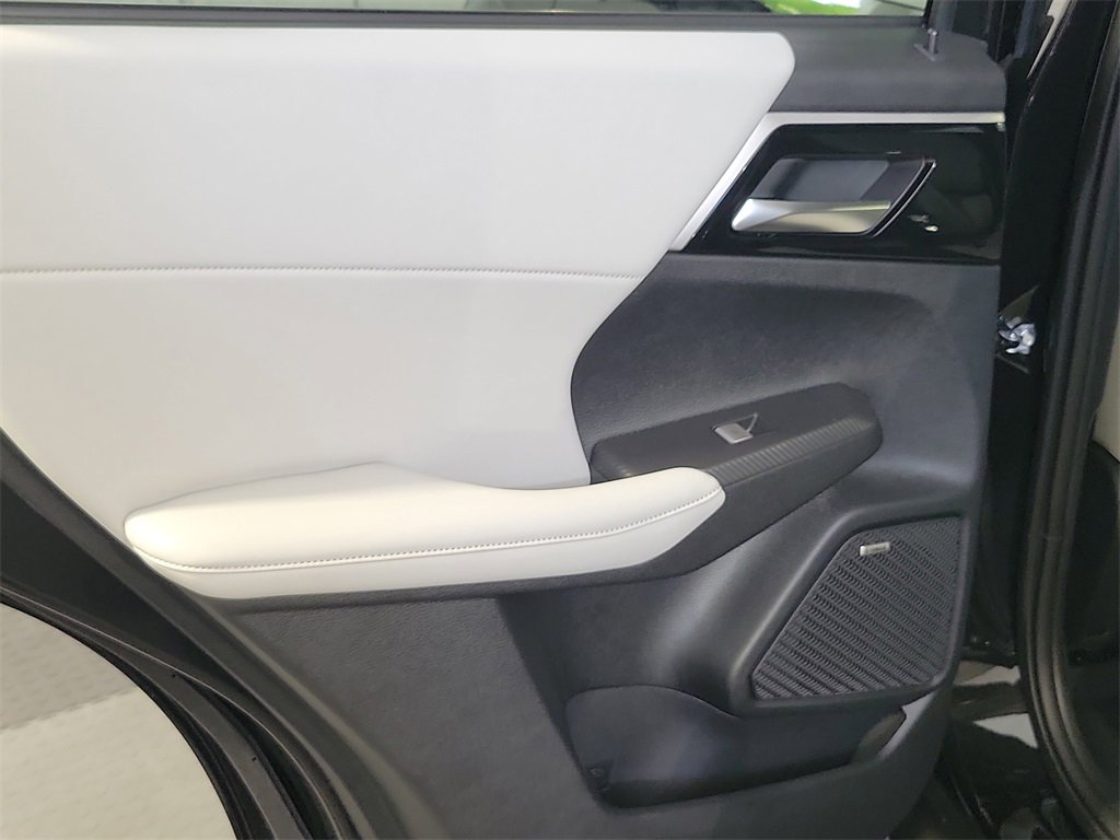 New 2025 Mitsubishi Outlander SE image 13