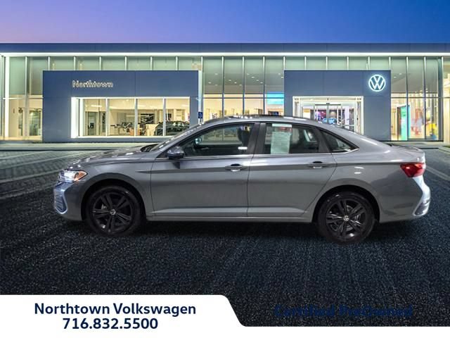 Certified 2023 Volkswagen Jetta SE w/ Panoramic Sunroof Package FWD image 3