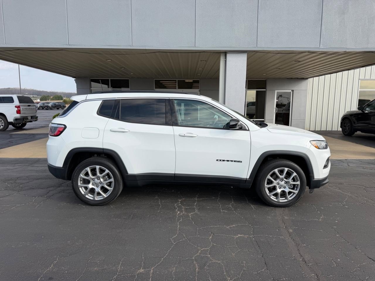 Used 2022 Jeep Compass Latitude w/ Sun and Sound Group image 2