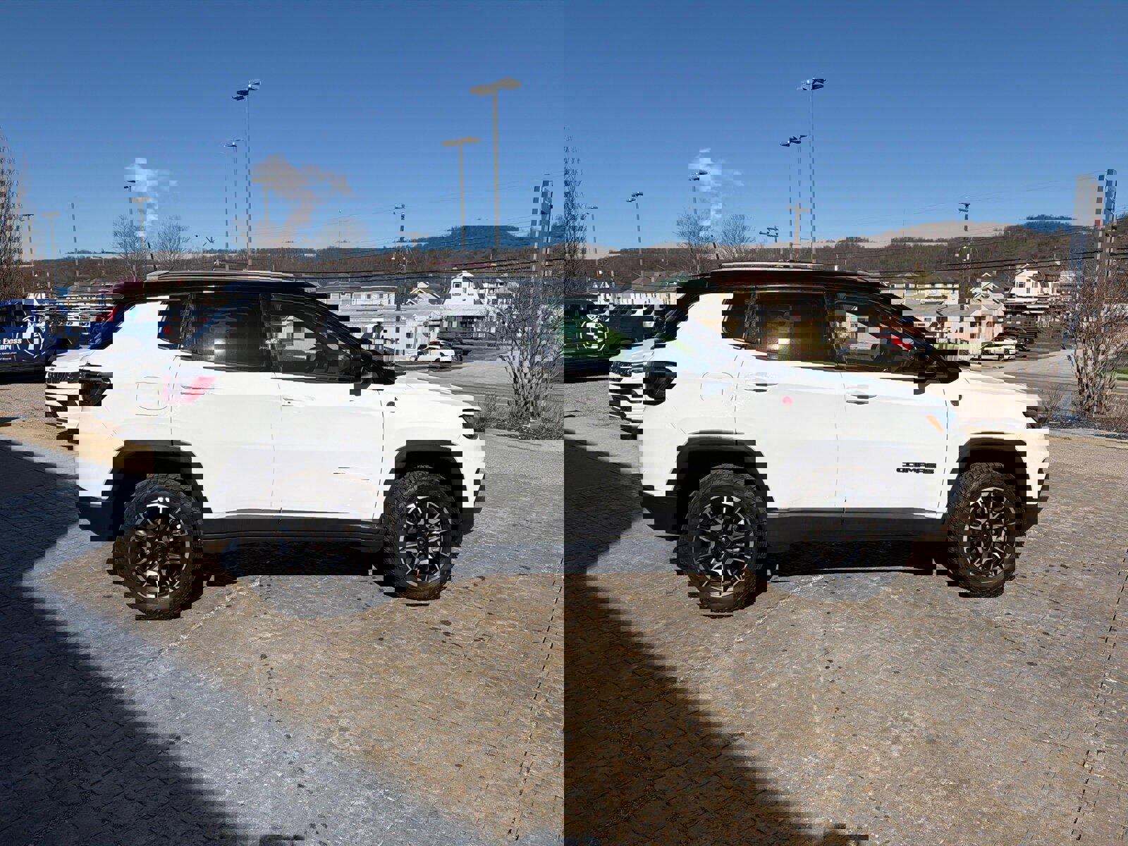 Used 2025 Jeep Compass Trailhawk image 9