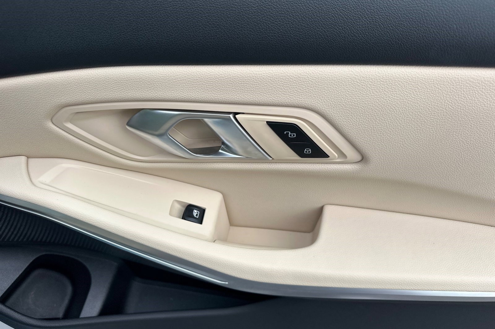 Used 2025 BMW 330i Sedan w/ Convenience Package image 21