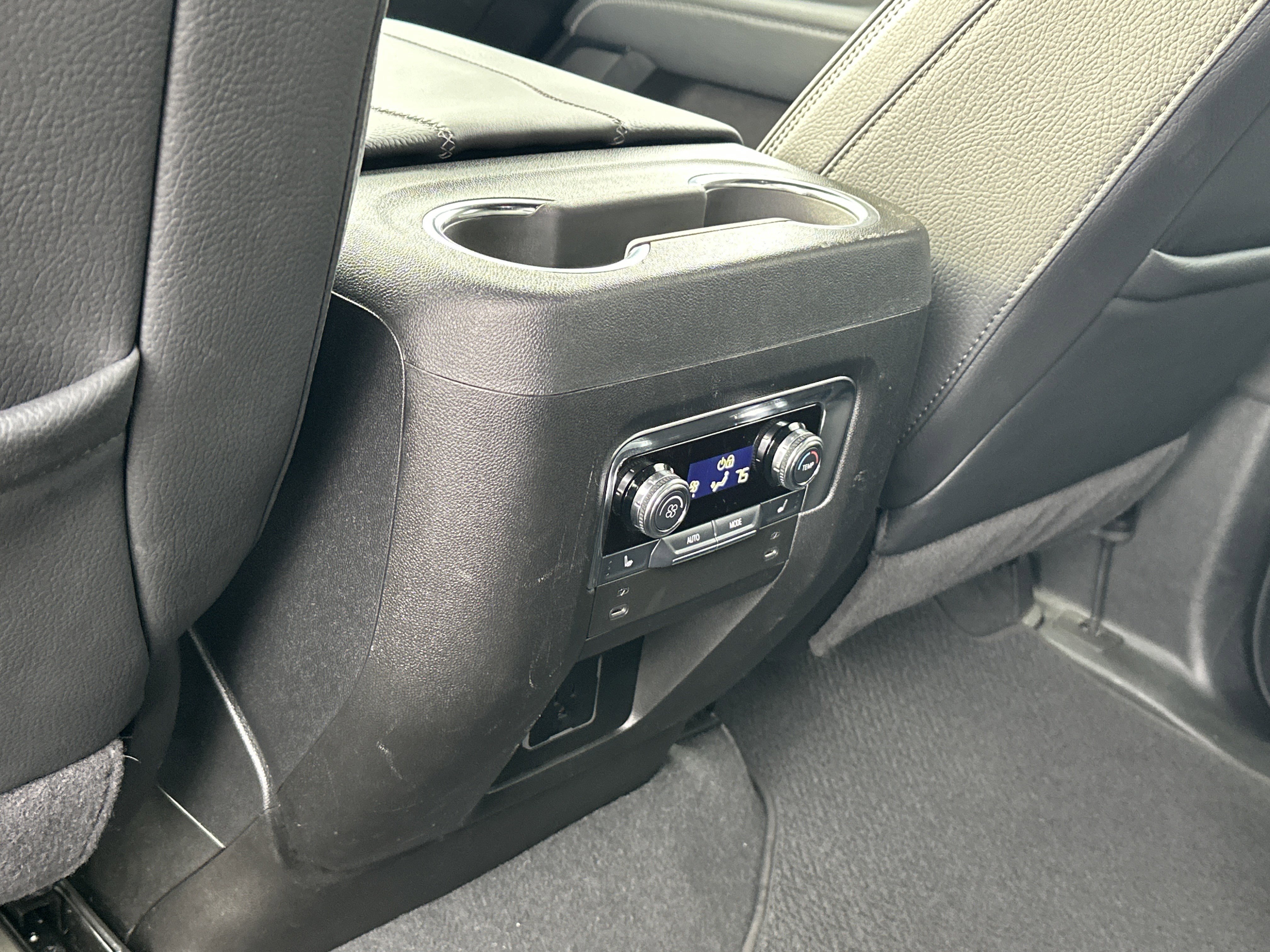 Used 2025 GMC Yukon XL Denali image 14