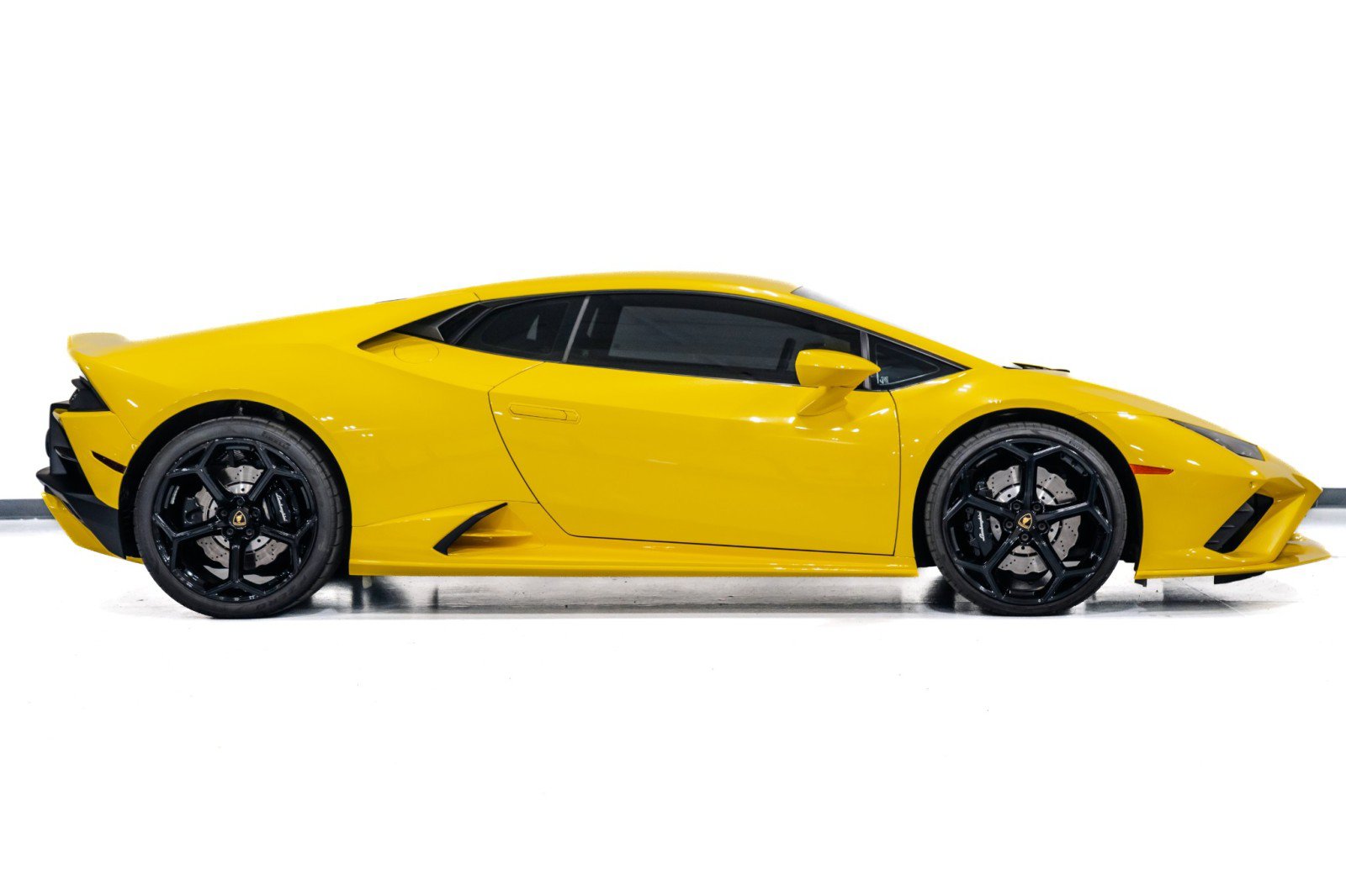 Used 2021 Lamborghini Huracan EVO RWD image 8
