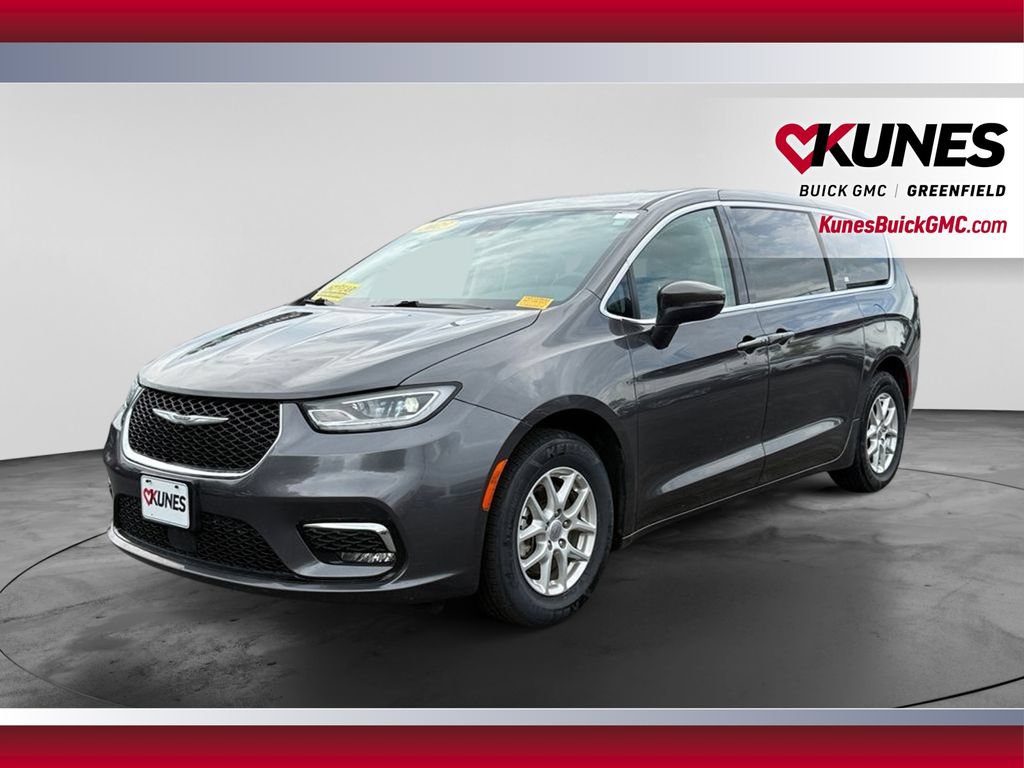 Used 2023 Chrysler Pacifica Touring-L FWD image 5