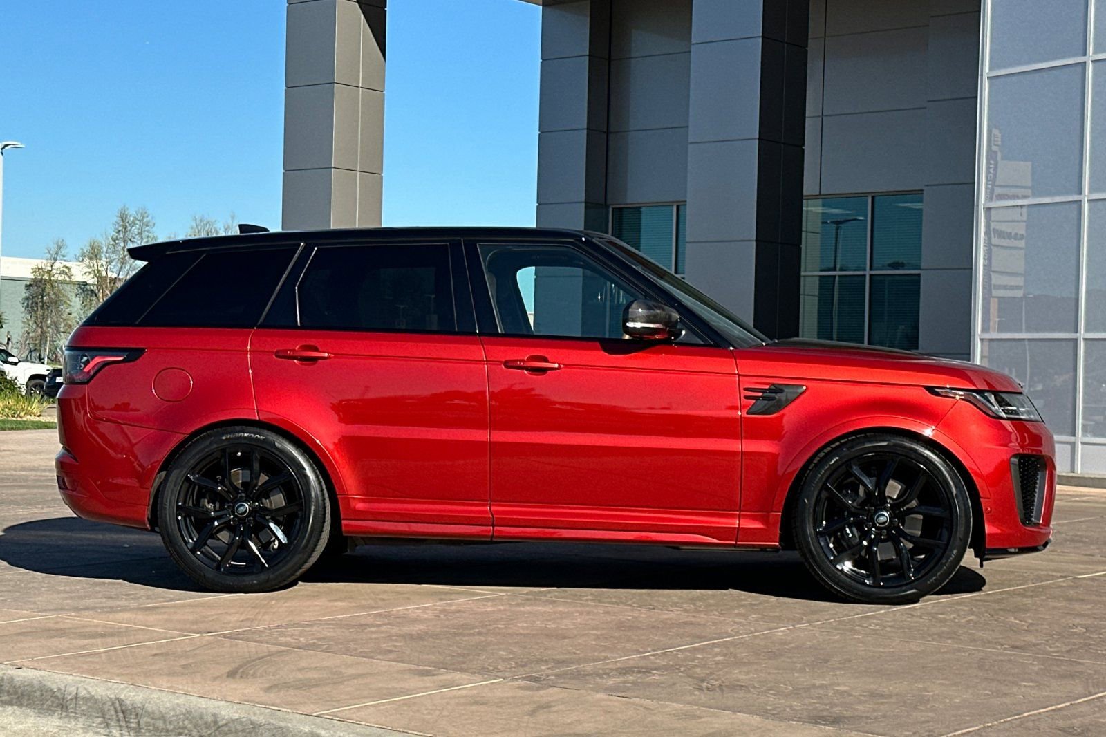 Used 2022 Land Rover Range Rover Sport SVR image 3