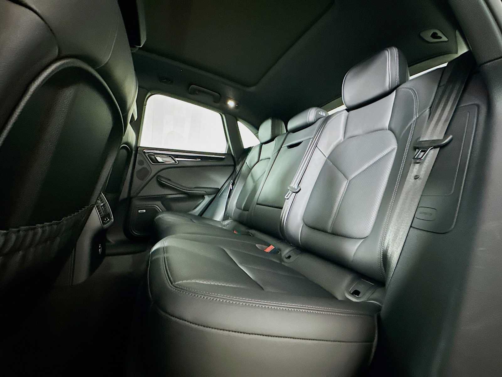 Certified 2026 Porsche Macan AWD/4WD image 23