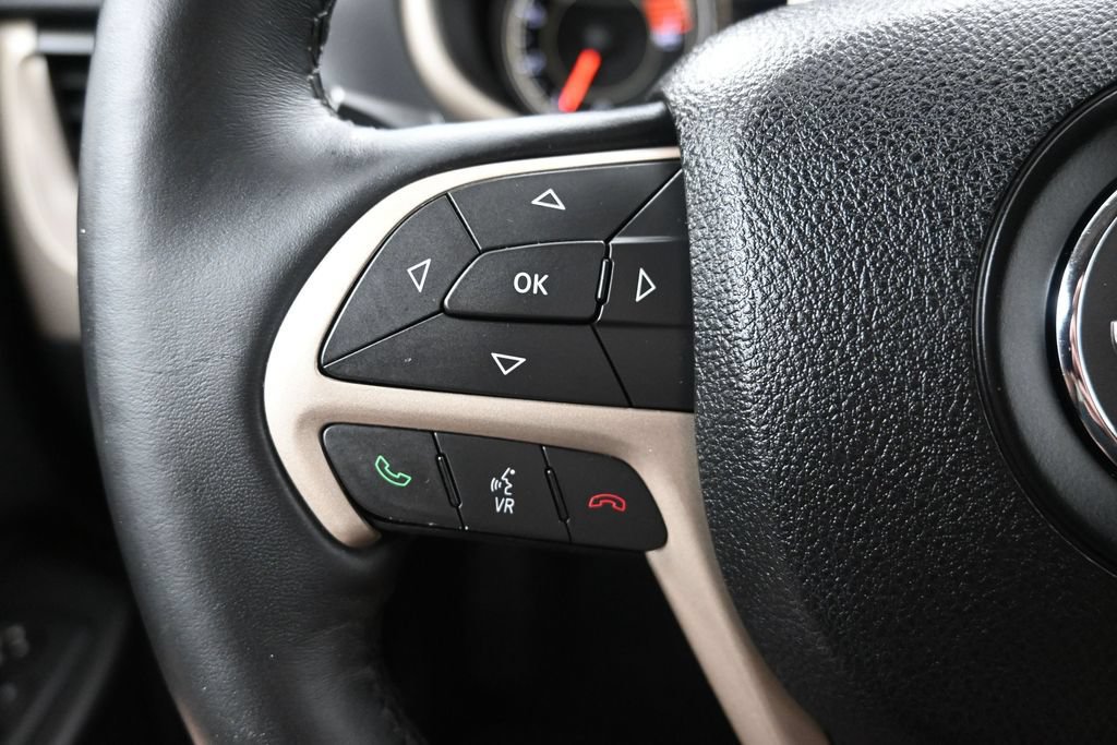 Used 2017 Jeep Cherokee Latitude w/ Cold Weather Group FWD image 23
