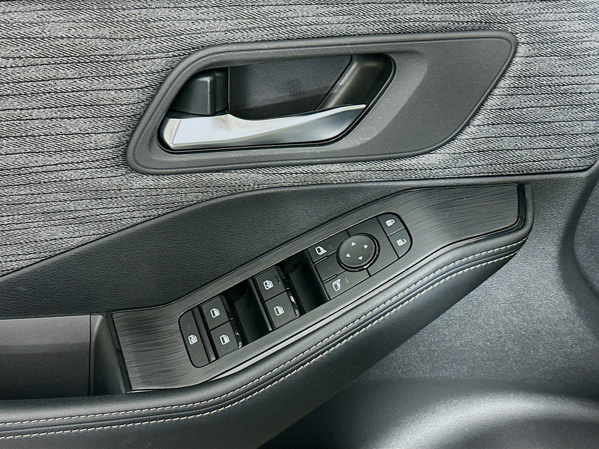 Used 2023 Nissan Rogue SV image 15