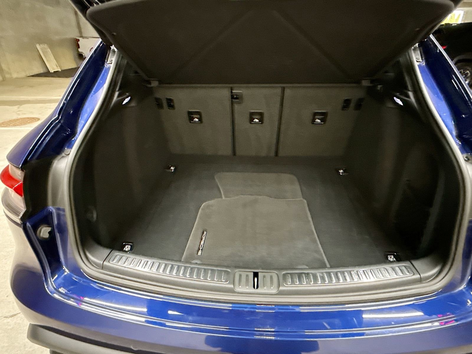 Used 2024 Porsche Macan AWD/4WD image 30