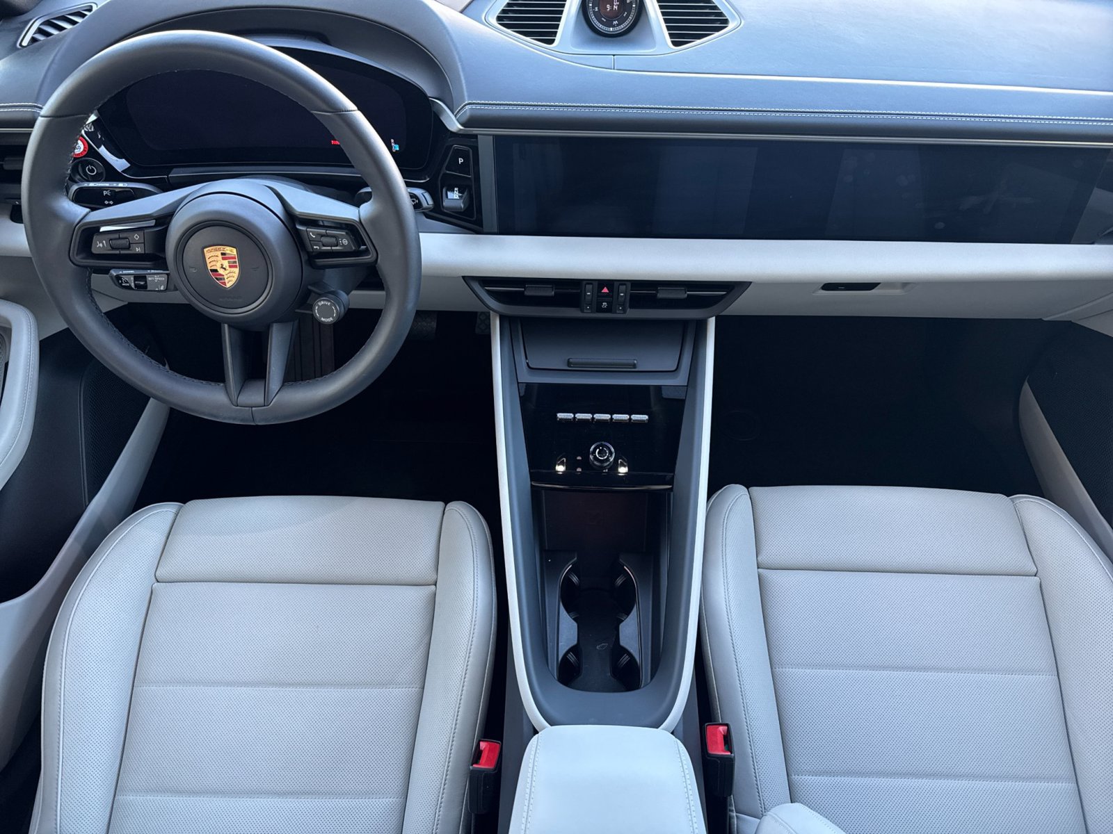 Certified 2025 Porsche Macan 4 Electric AWD/4WD image 6