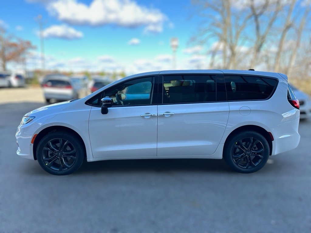 New 2026 Chrysler Pacifica Select image 3