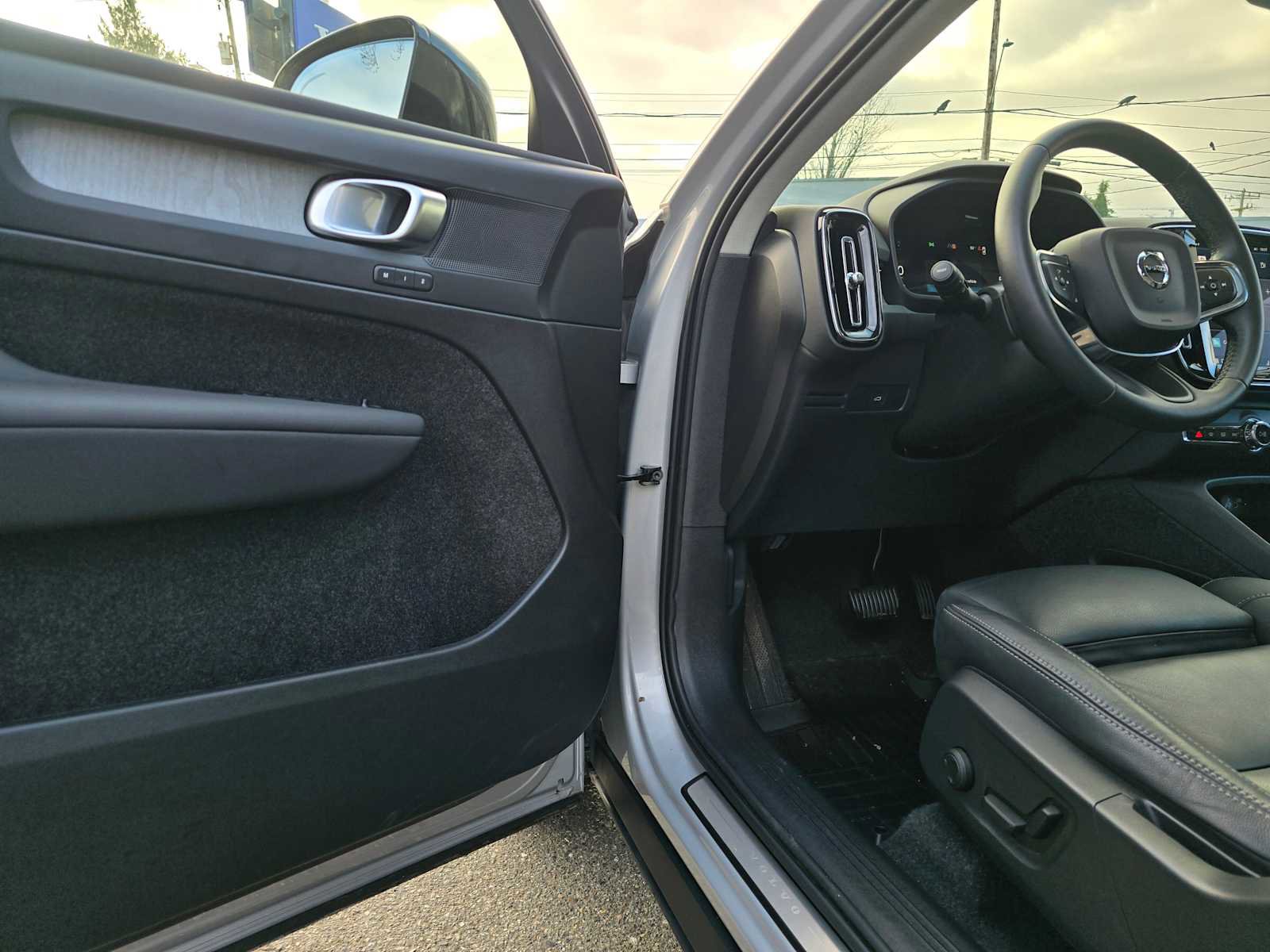 Certified 2025 Volvo XC40 B5 Plus w/ Climate Package image 20