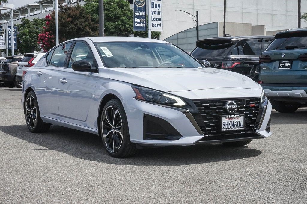 Certified 2023 Nissan Altima 2.5 SR FWD image 3