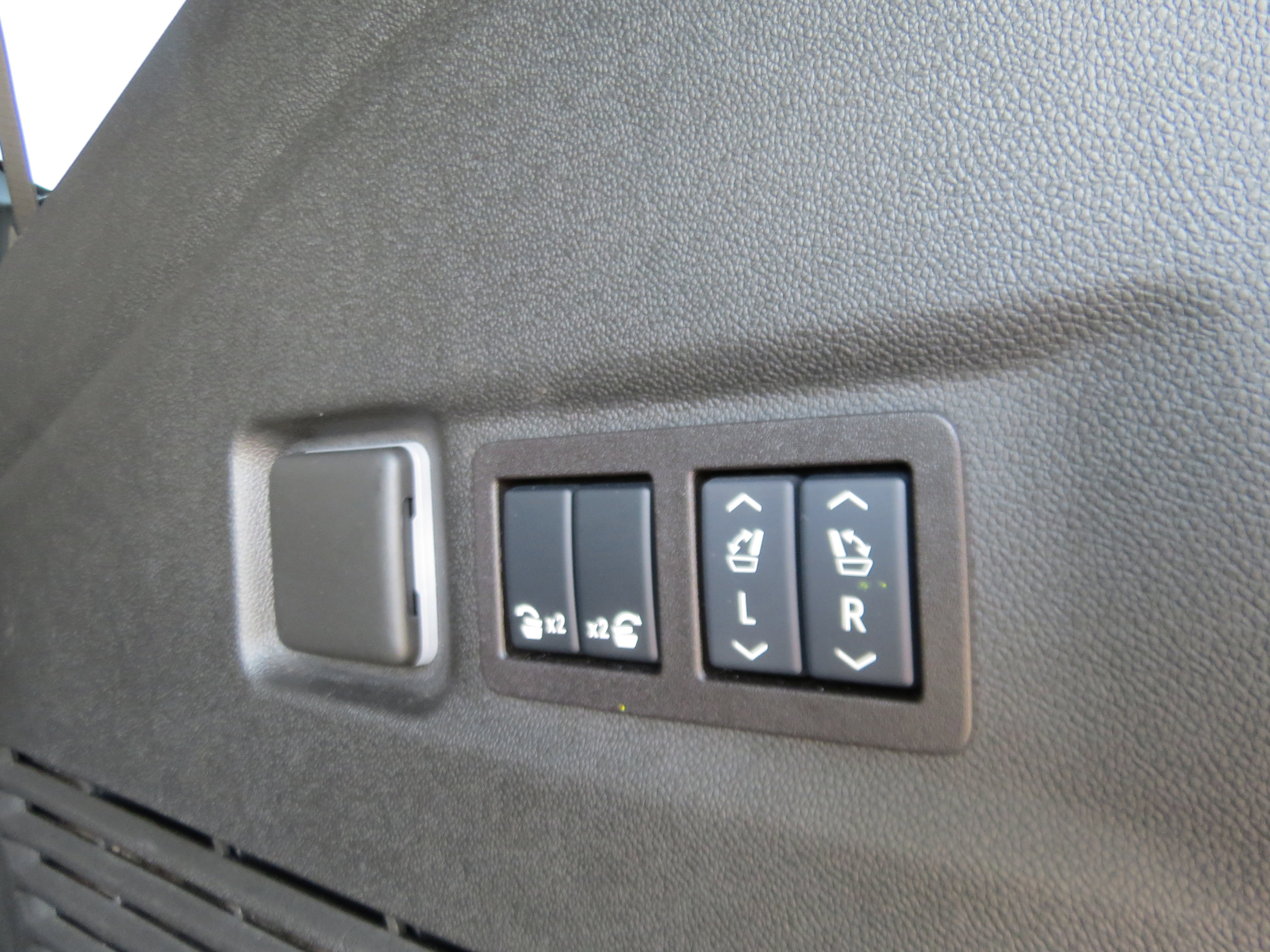 Used 2025 GMC Yukon XL Denali w/ LPO, Floor Liner Package AWD/4WD image 16