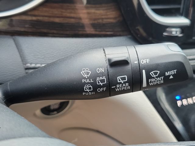 Used 2023 Chrysler Pacifica Limited FWD image 12