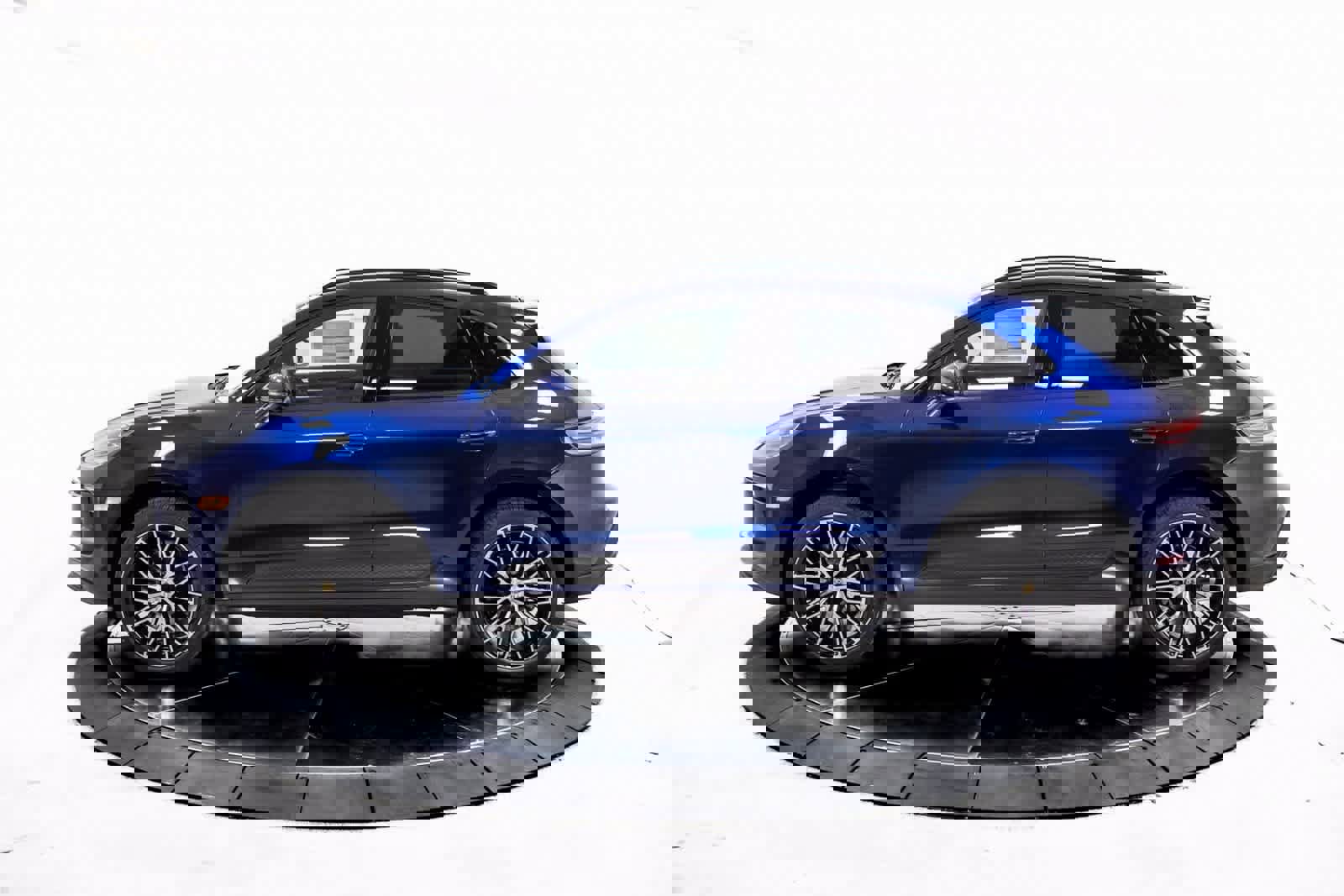 Certified 2025 Porsche Macan image 2