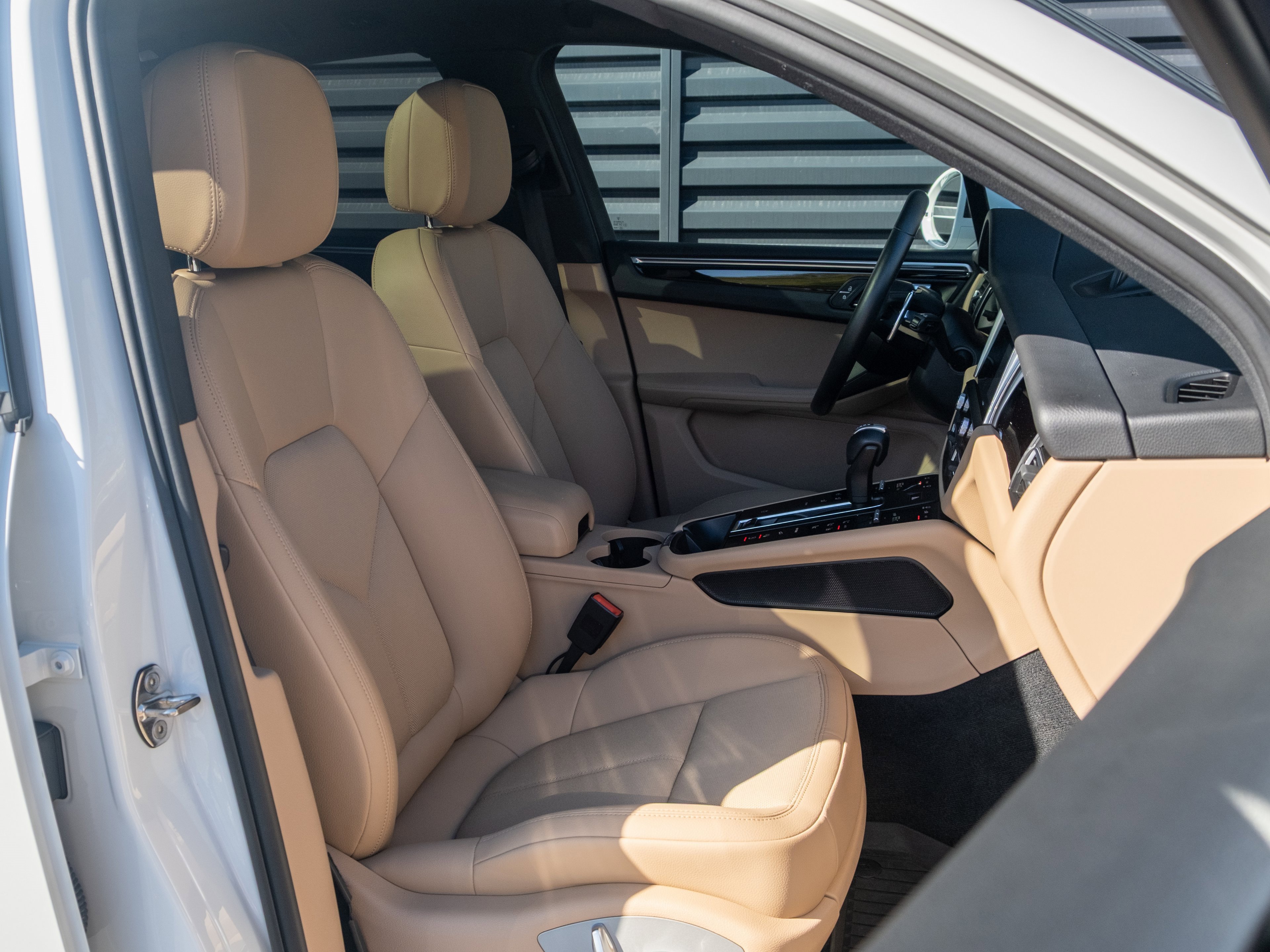 Certified 2023 Porsche Macan image 31