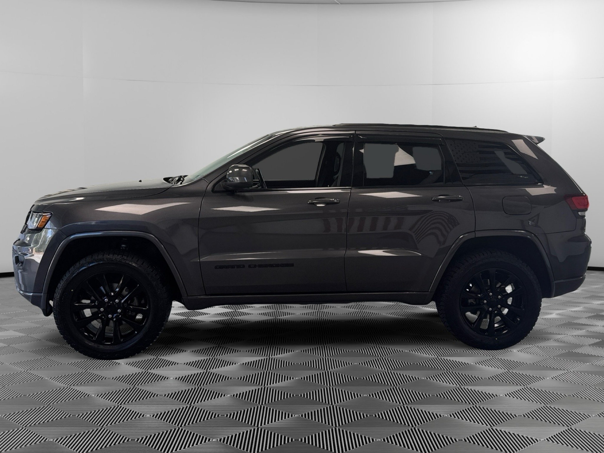 Used 2018 Jeep Grand Cherokee Altitude AWD/4WD image 5