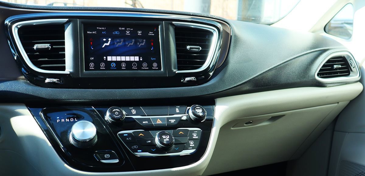 Used 2020 Chrysler Voyager L FWD image 43
