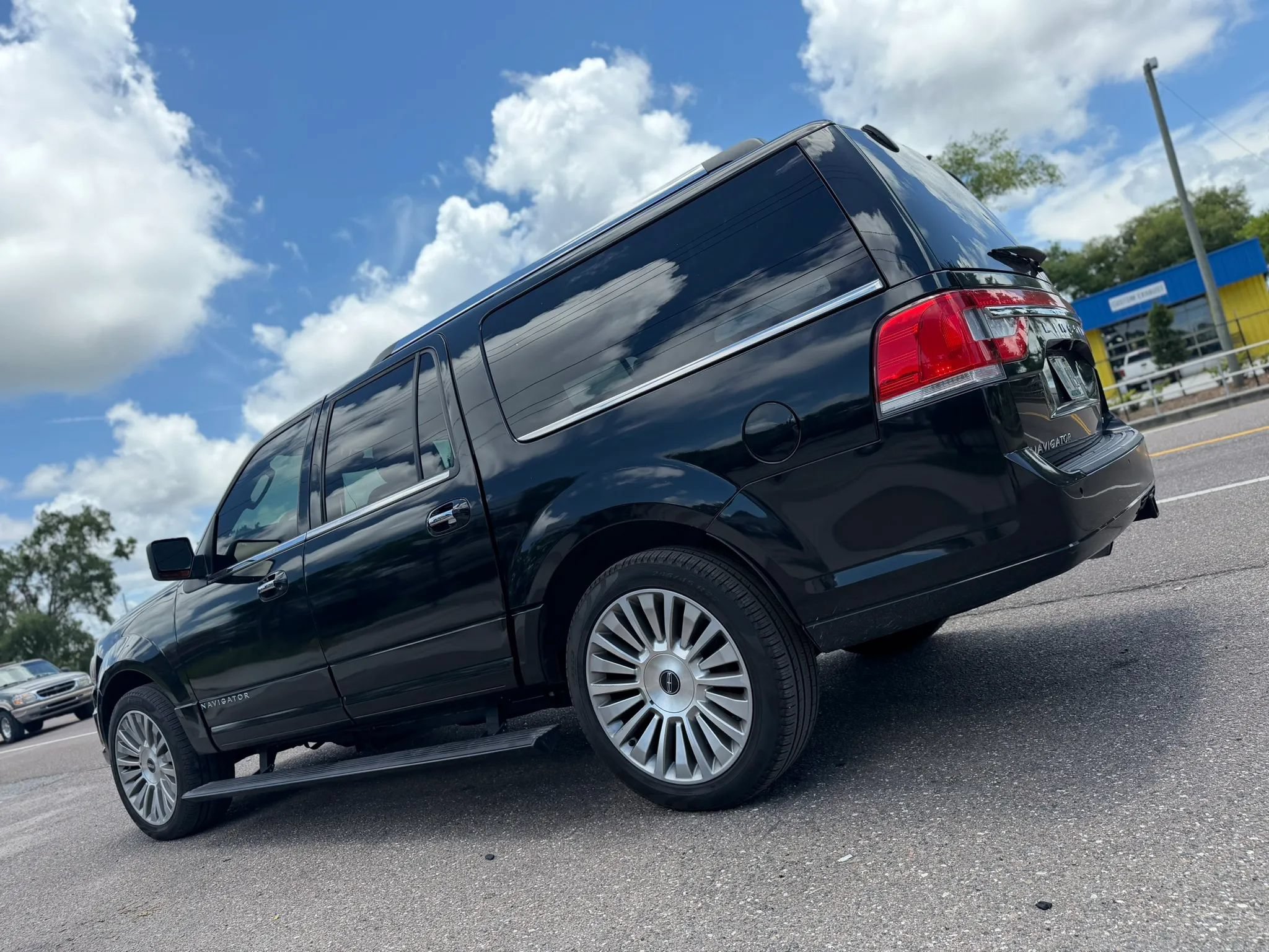 Used 2015 Lincoln Navigator L 4WD w/ Equipment Group 101A Reserve image 3