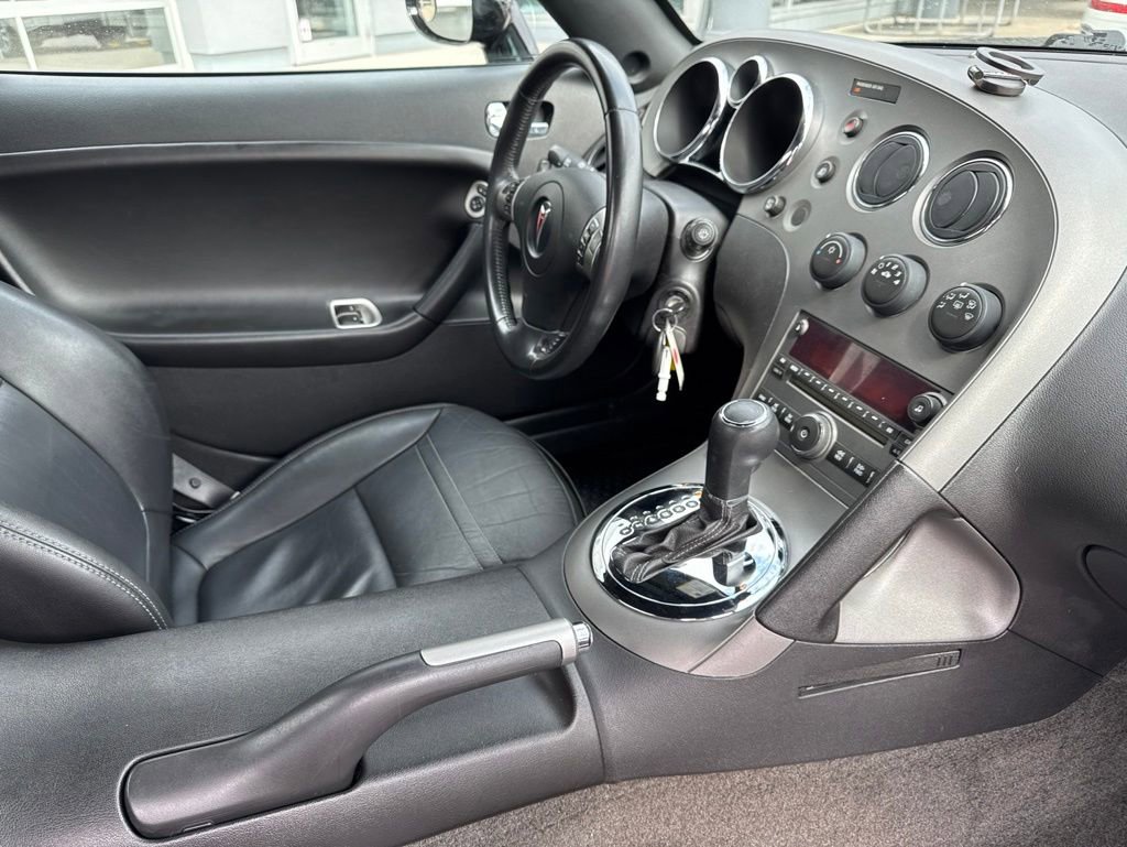 Used 2007 Pontiac Solstice Convertible w/ Premium Package RWD image 31