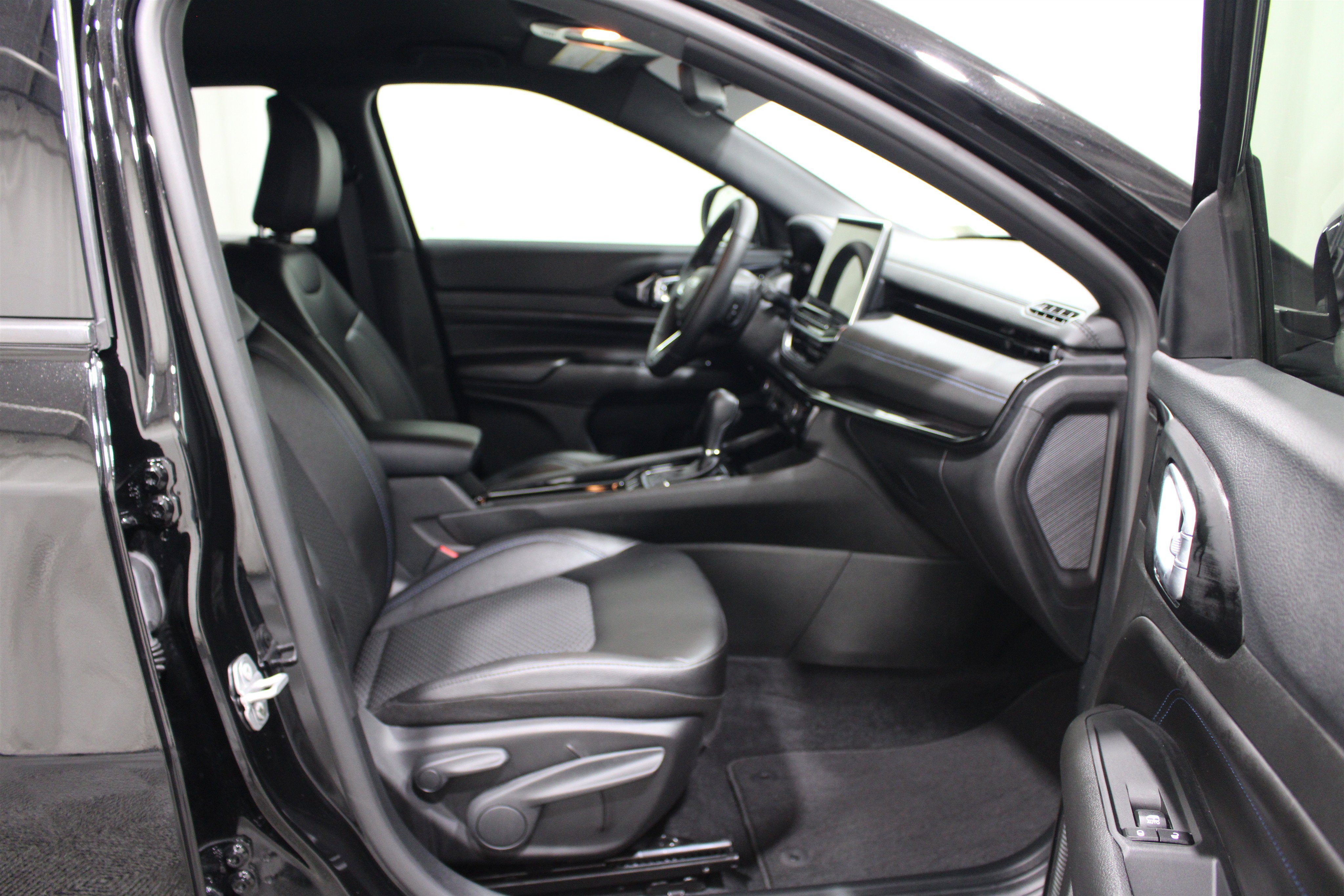 Used 2025 Jeep Compass Latitude w/ Altitude Special Edition AWD/4WD image 23
